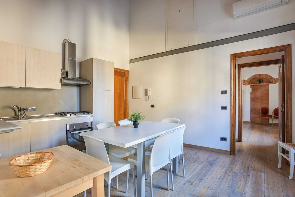 Uffizi Suite II in Florence-hosted by Sweetstay 8/15