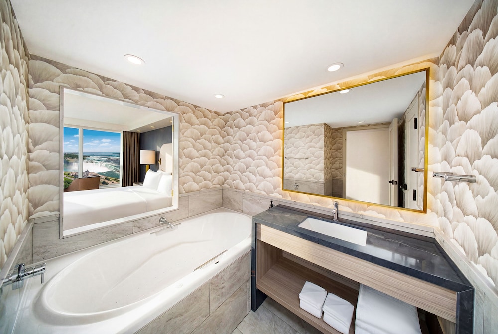Premium, Suite, 6 Beds, 2 King Beds, Falls View, 2 Bathrooms, Embassy Suites By Hilton Niagara Falls Fallsview 5/5
