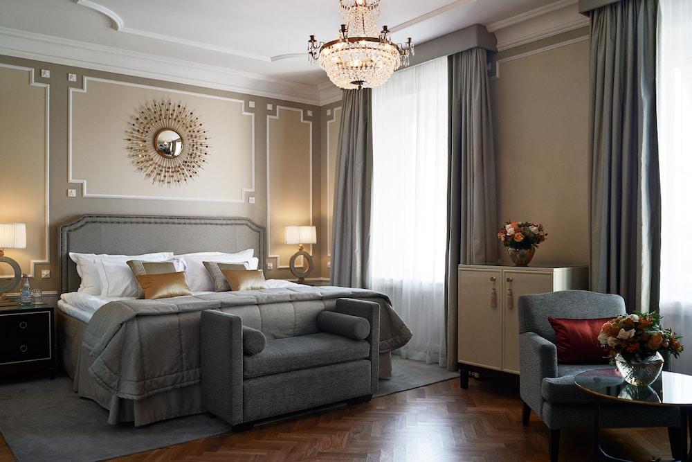 Junior Suite, Queen Bed, Harbour View