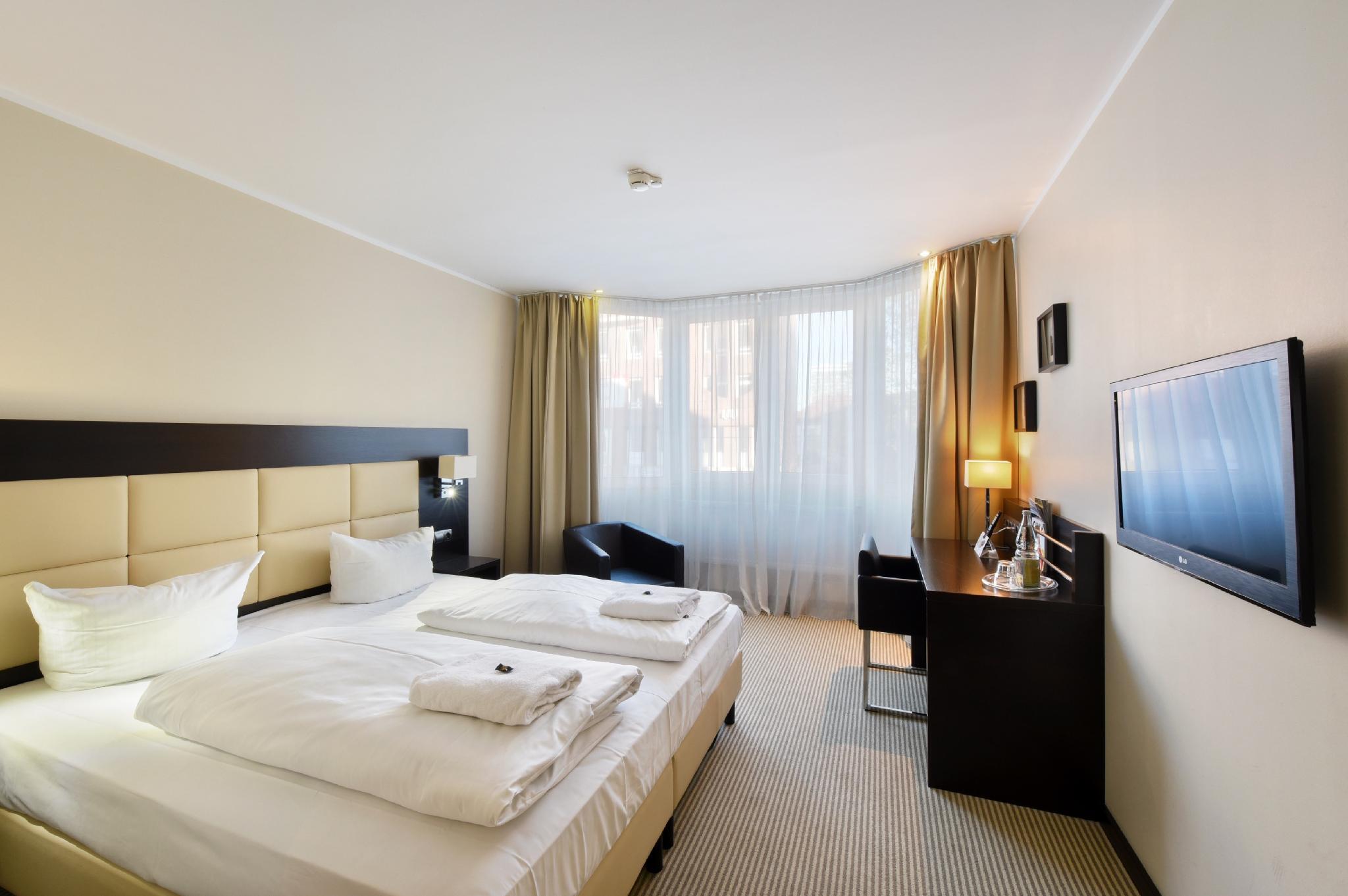 Courtyard, Double Bed