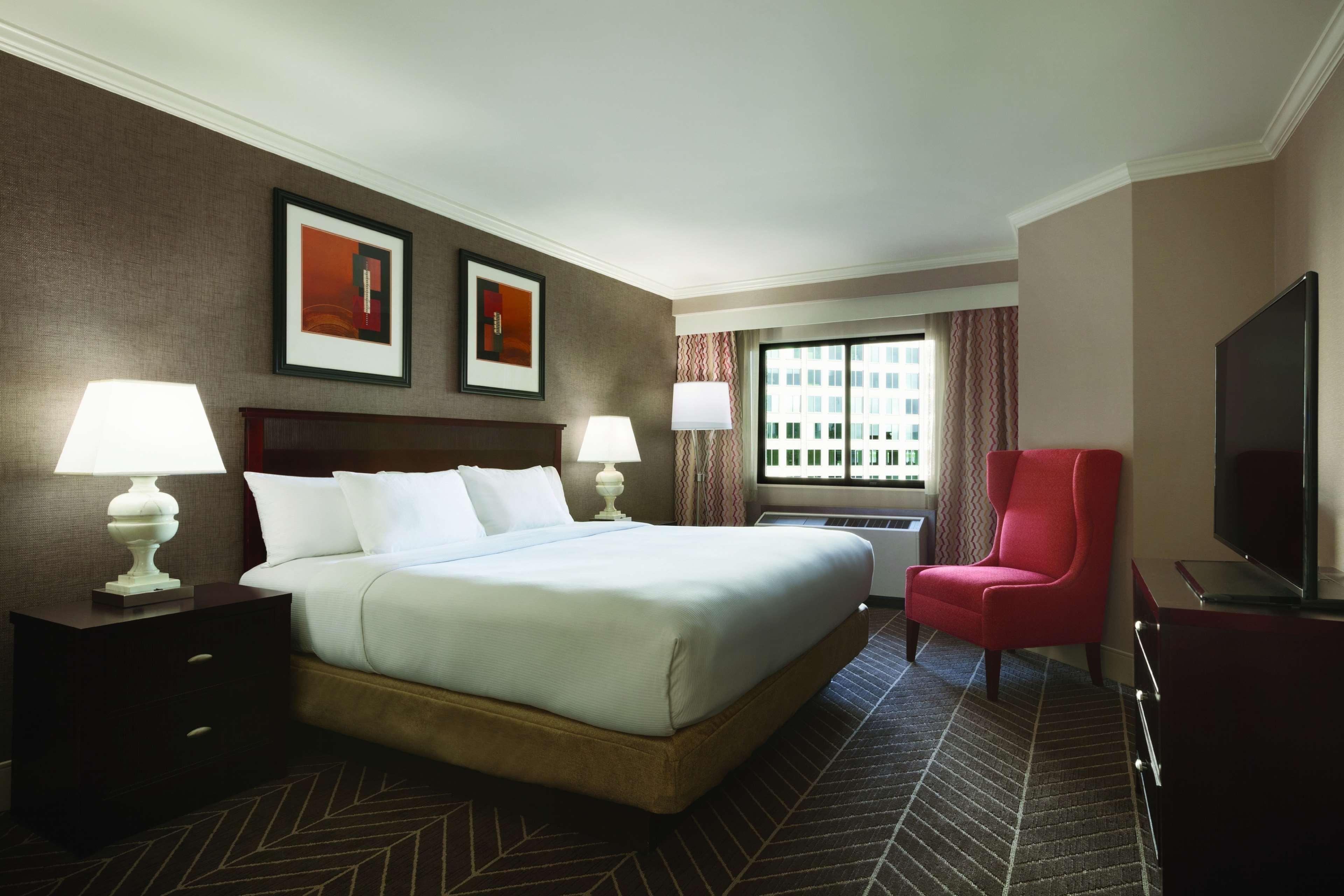 Room, King Bed, Executive Level, Corner, Accessible