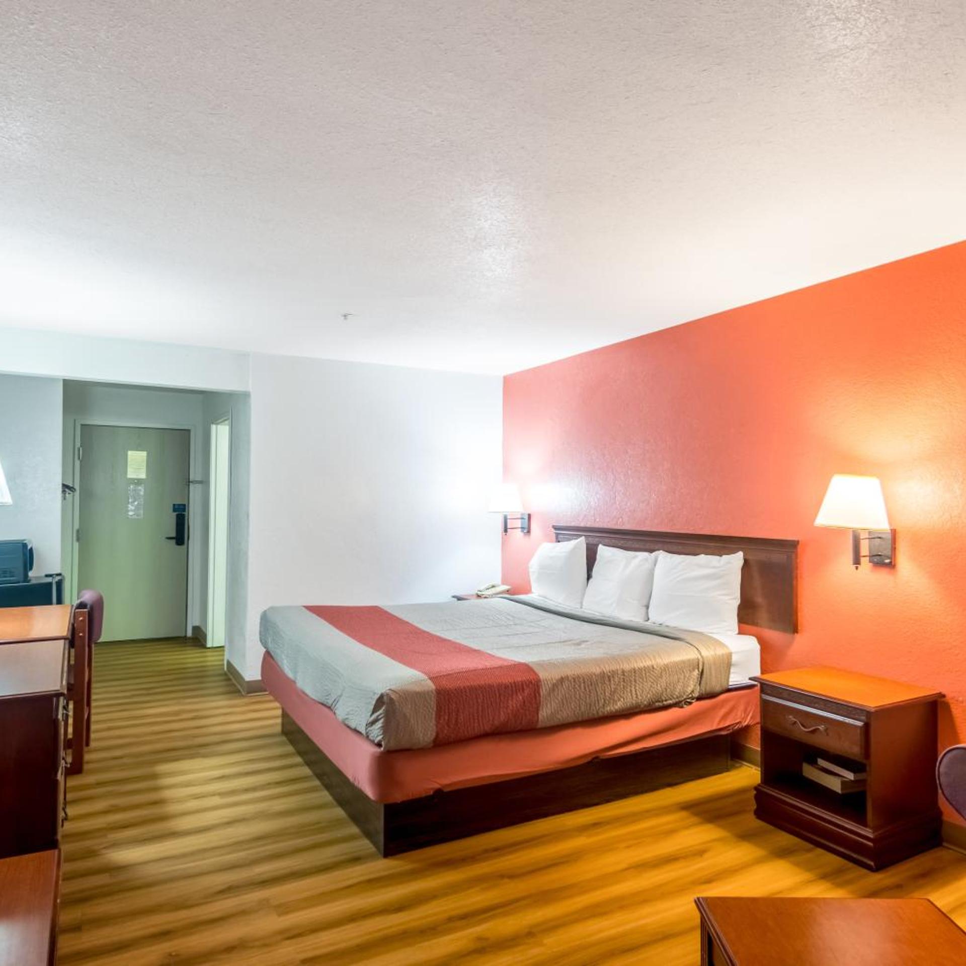 ROOM, KING BED, SMOKING