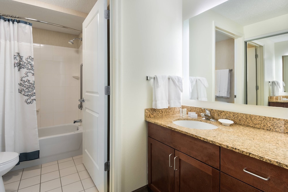 جناح بسرير كينج بغرفة نوم واحدة مع أريكة، Residence Inn By Marriott St Louis Downtown 3/6