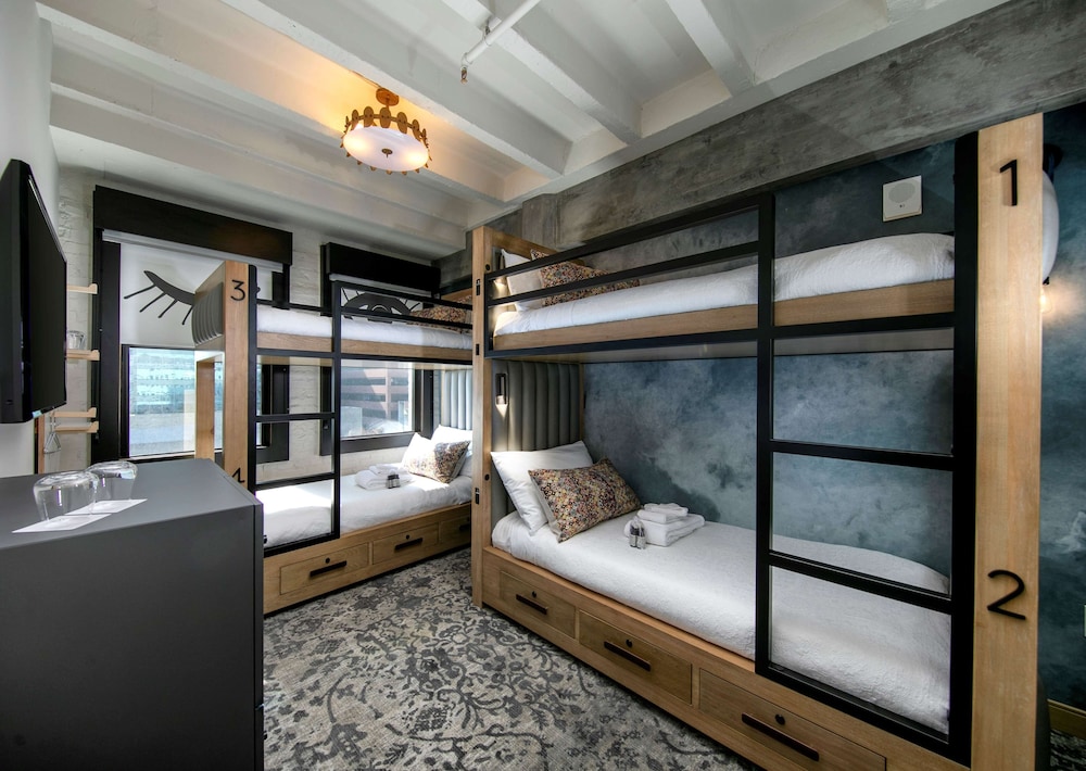 MIXED DORM, MULTIPLE BEDS