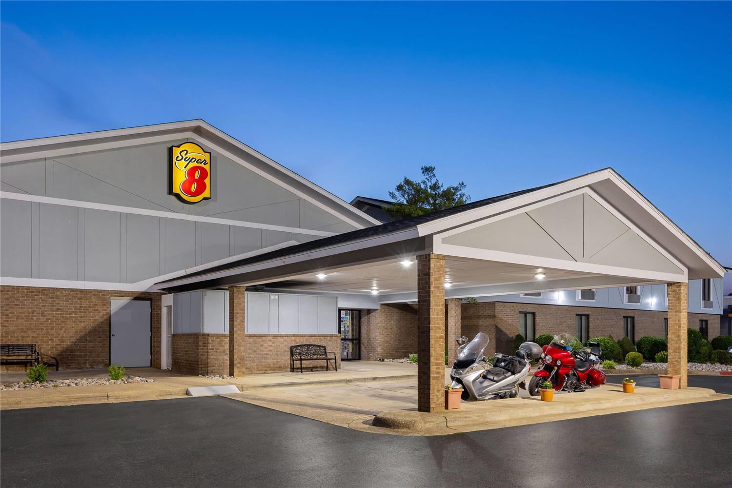 Super 8 by Wyndham Harrison AR 27/32