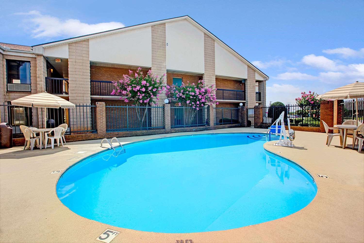 Days Inn by Wyndham Mooresville Lake Norman 16/16