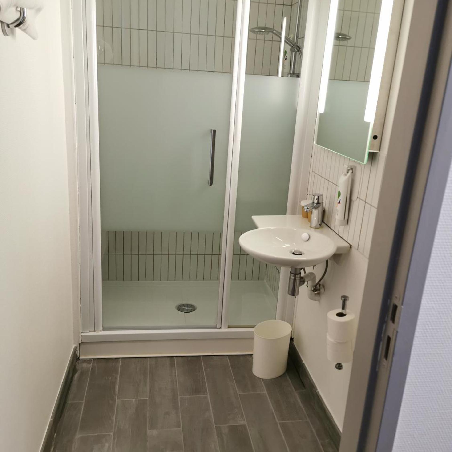 Standard, Double Bed, Train View، Ibis Styles Chambery Centre Gare 5/7