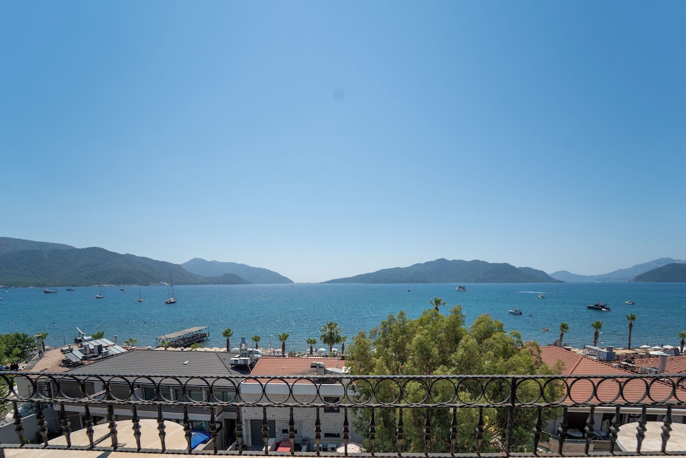 Aurasia Sea Side Hotel 57/63
