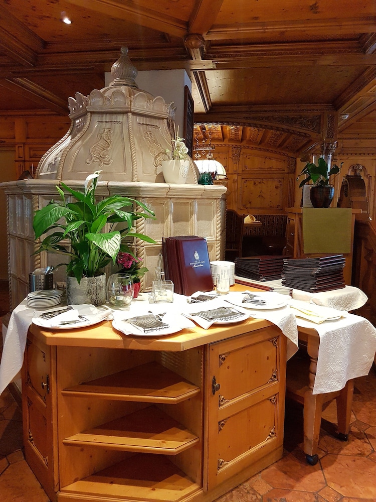 Tyrolis Hotel 10/69