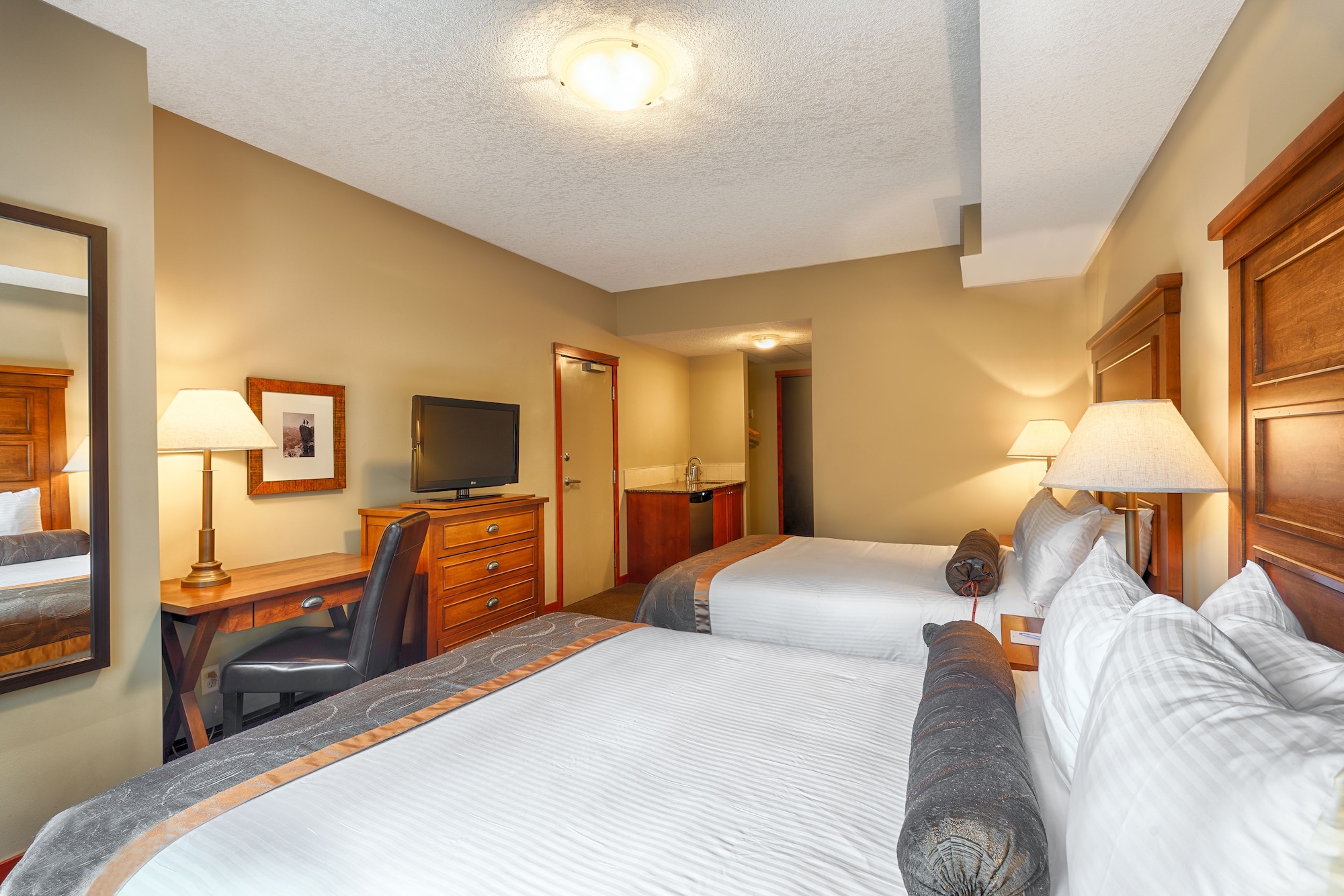 STANDARD, 2 QUEEN BEDS