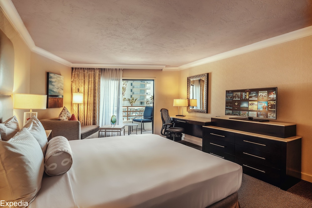 Tower, Huntington, King Bed, Partial Ocean View