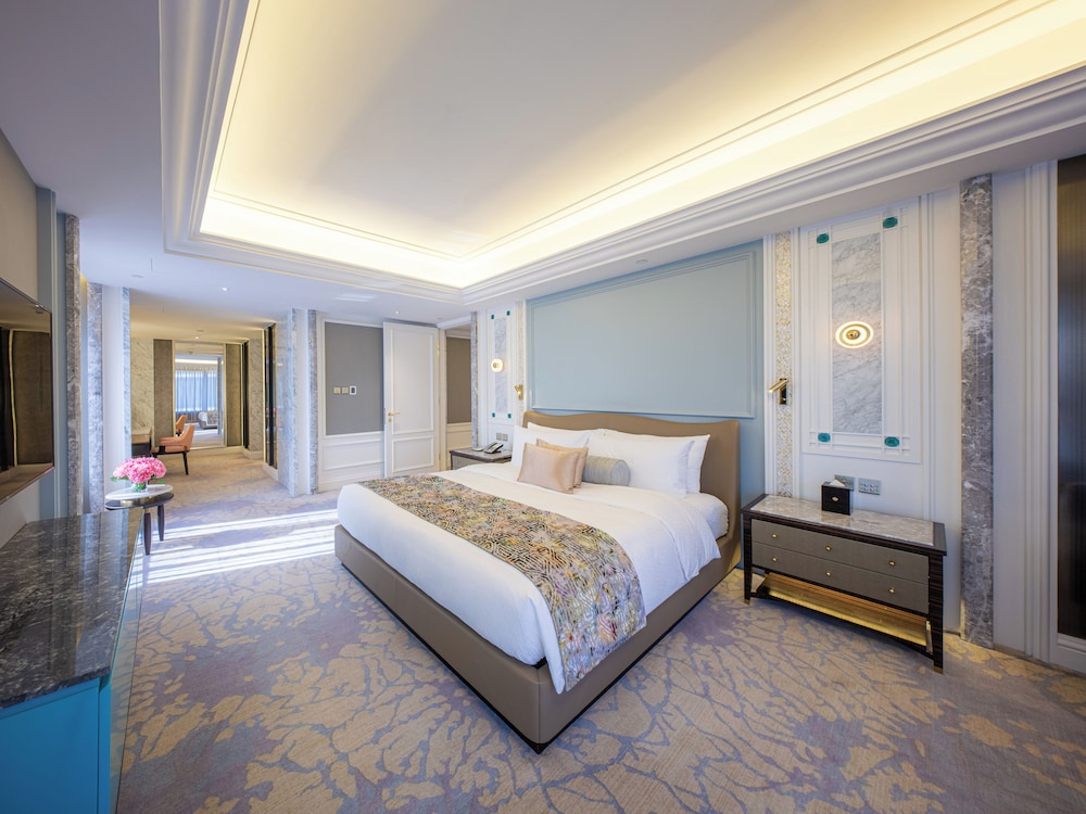 SUITE, QUEEN BED