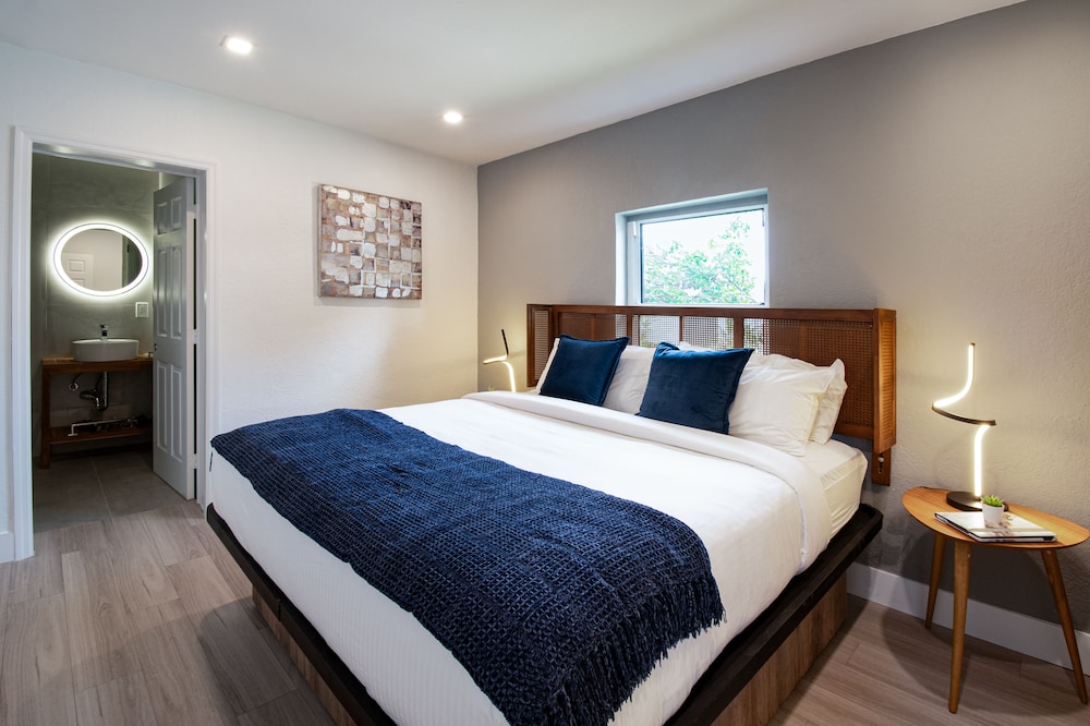 3 BEDROOMS, SUITE