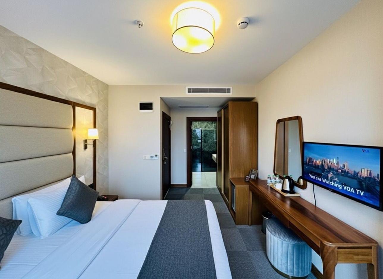 Deluxe, King Bed
