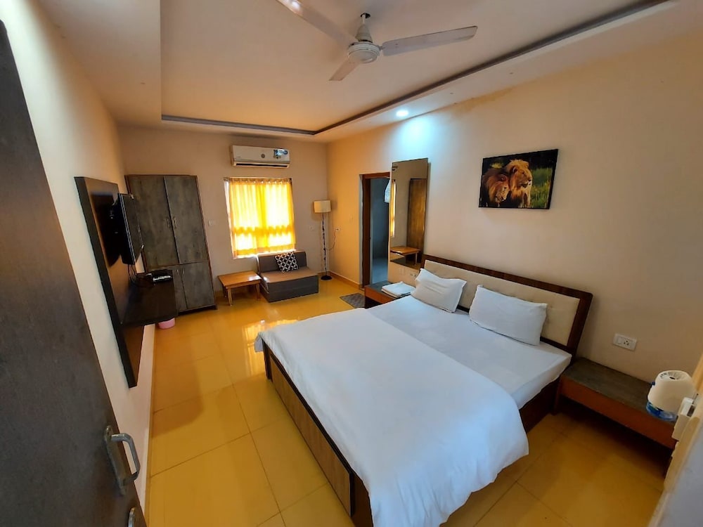 Gir Jungle Lodge 12/38