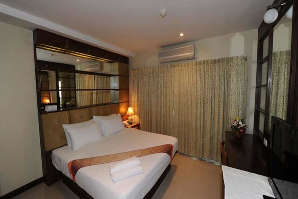 The Whitehouse Condotel 7/40