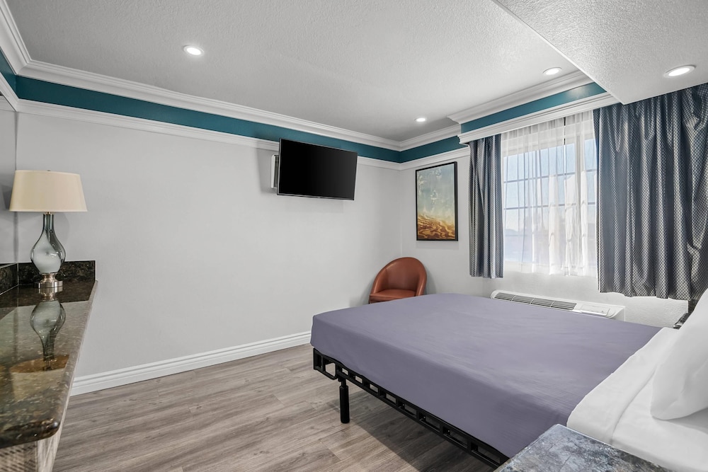 Standard, Queen Bed