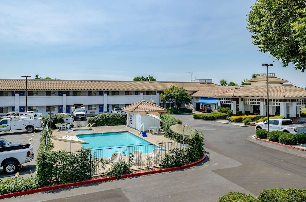 Motel6 Oakdale, CA 55/67