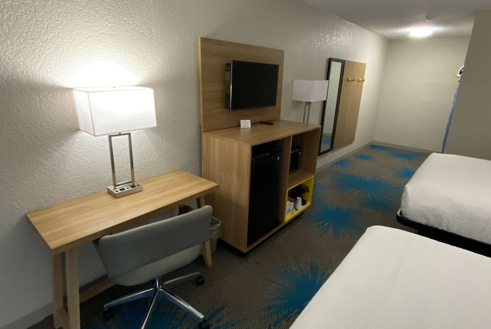 Days Inn by Wyndham Waco University Area 31/37
