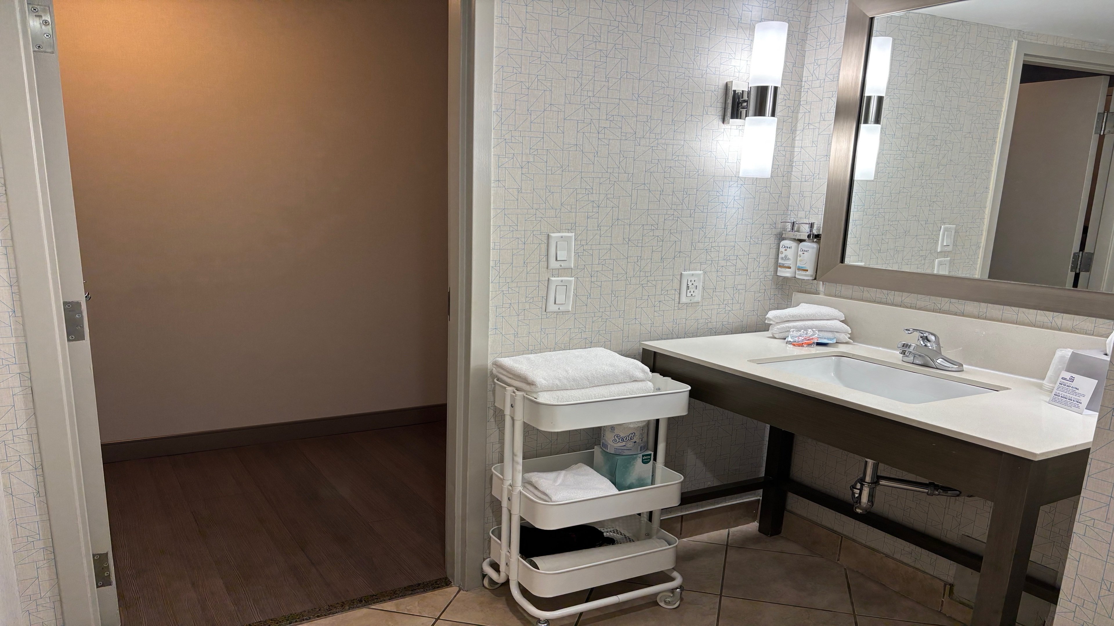 Holiday Inn Express Vancouver Metrotown Burnaby 50/50