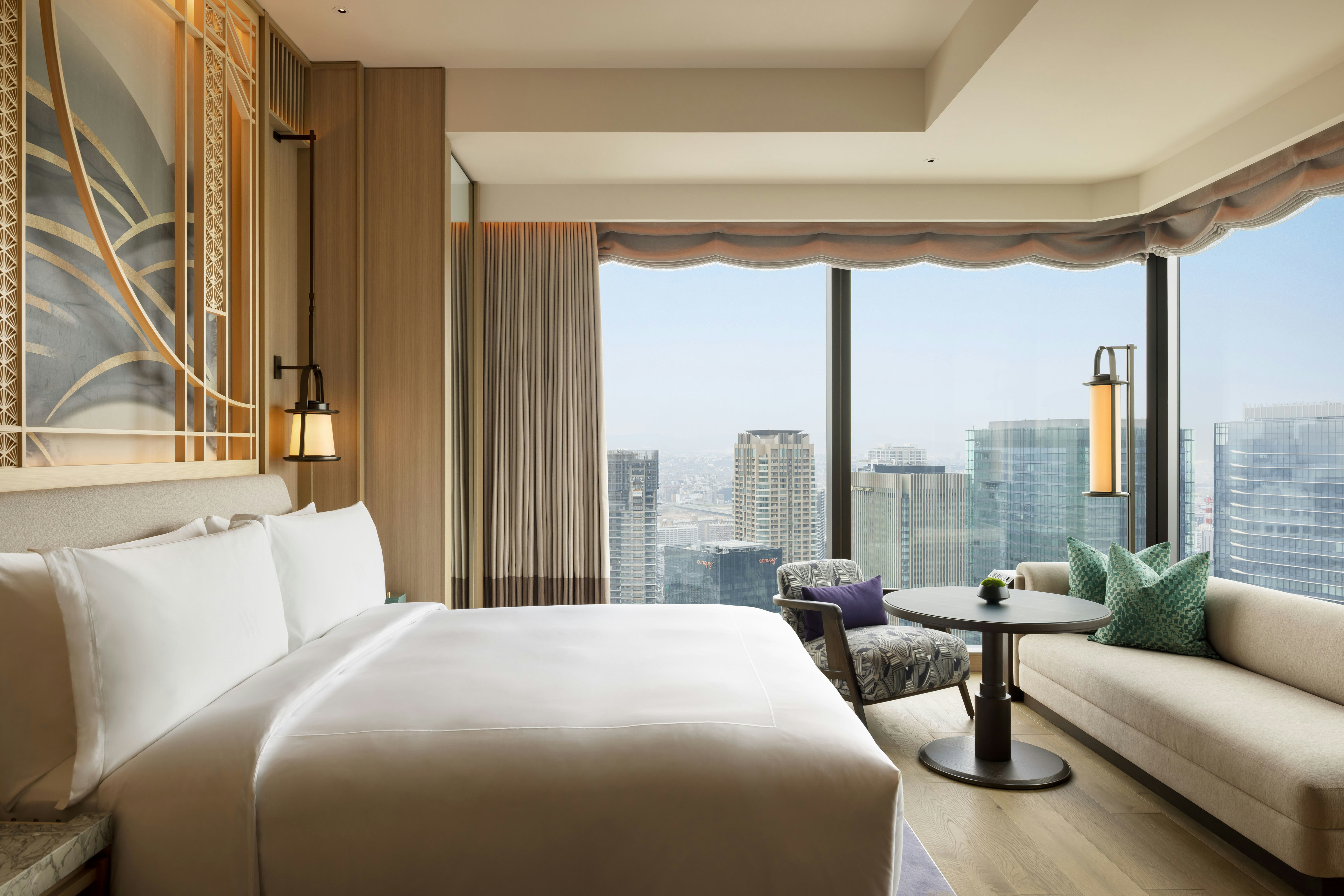 SUITE, KING BED, CORNER