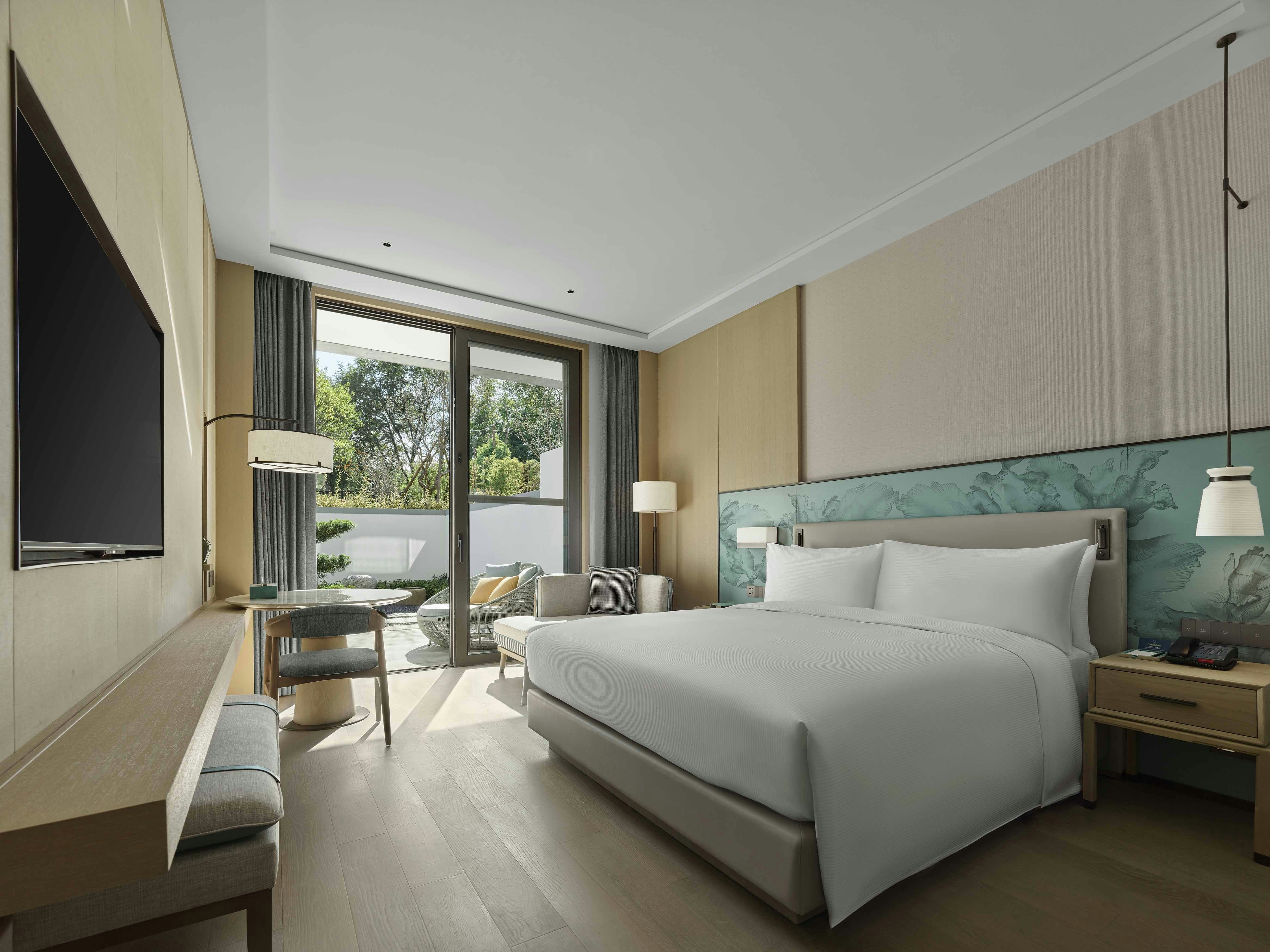 DELUXE, KING BED, PRIVATE GARDEN