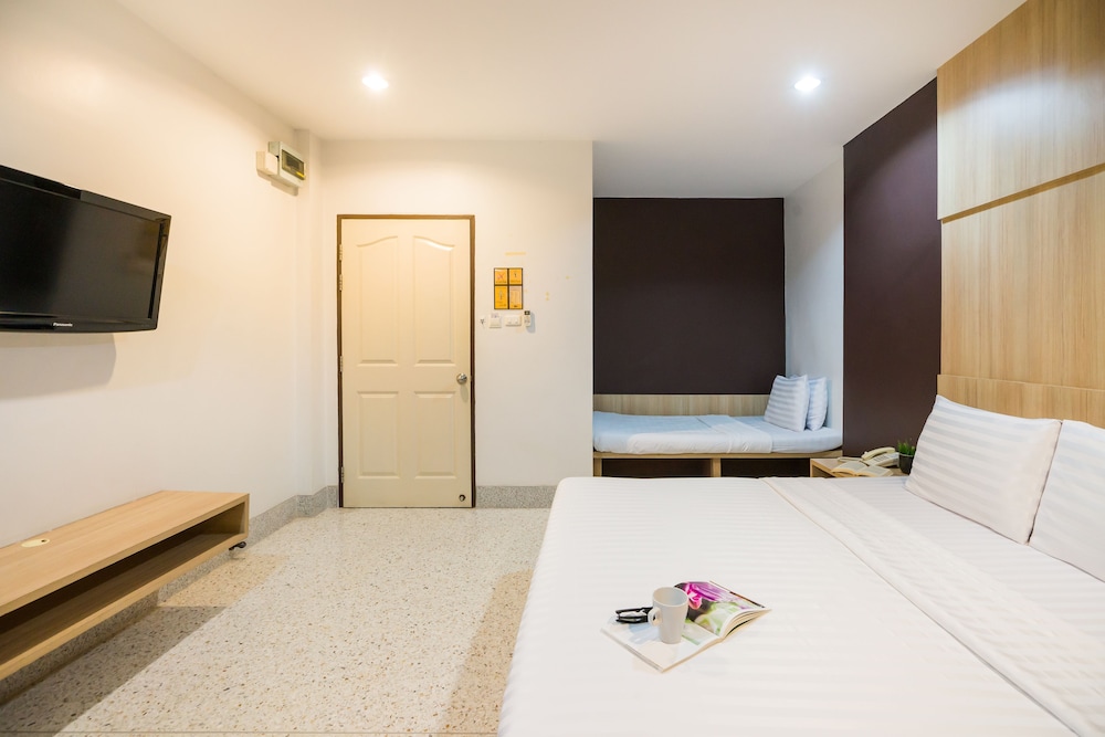 Standard, Triple, 1 King and 1 Single Beds, No Window، The Fifth Residence 6/9