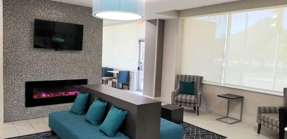 La Quinta Inn and Suites by Wyndham Indianapolis Downtown 35/50