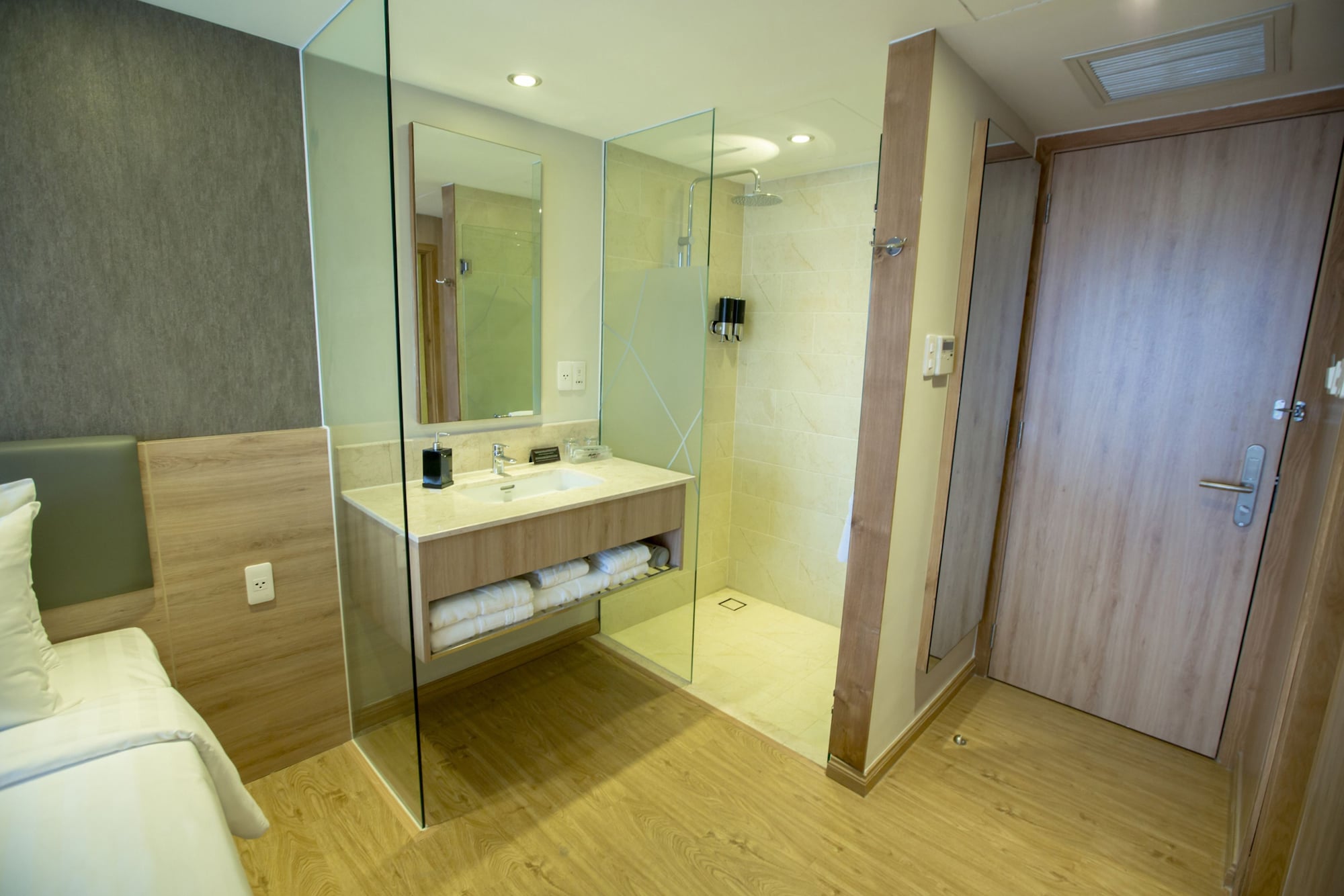 Superior, Double Bed, No Window، Avanti Hotel 6/6