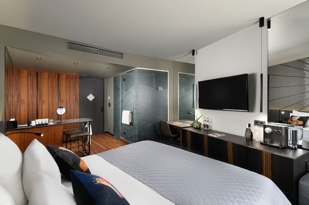 Inner, Courtyard, Queen Bed