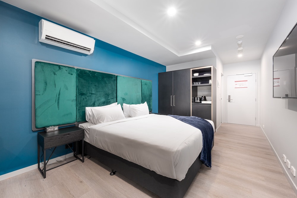 BUSINESS, DOUBLE BED