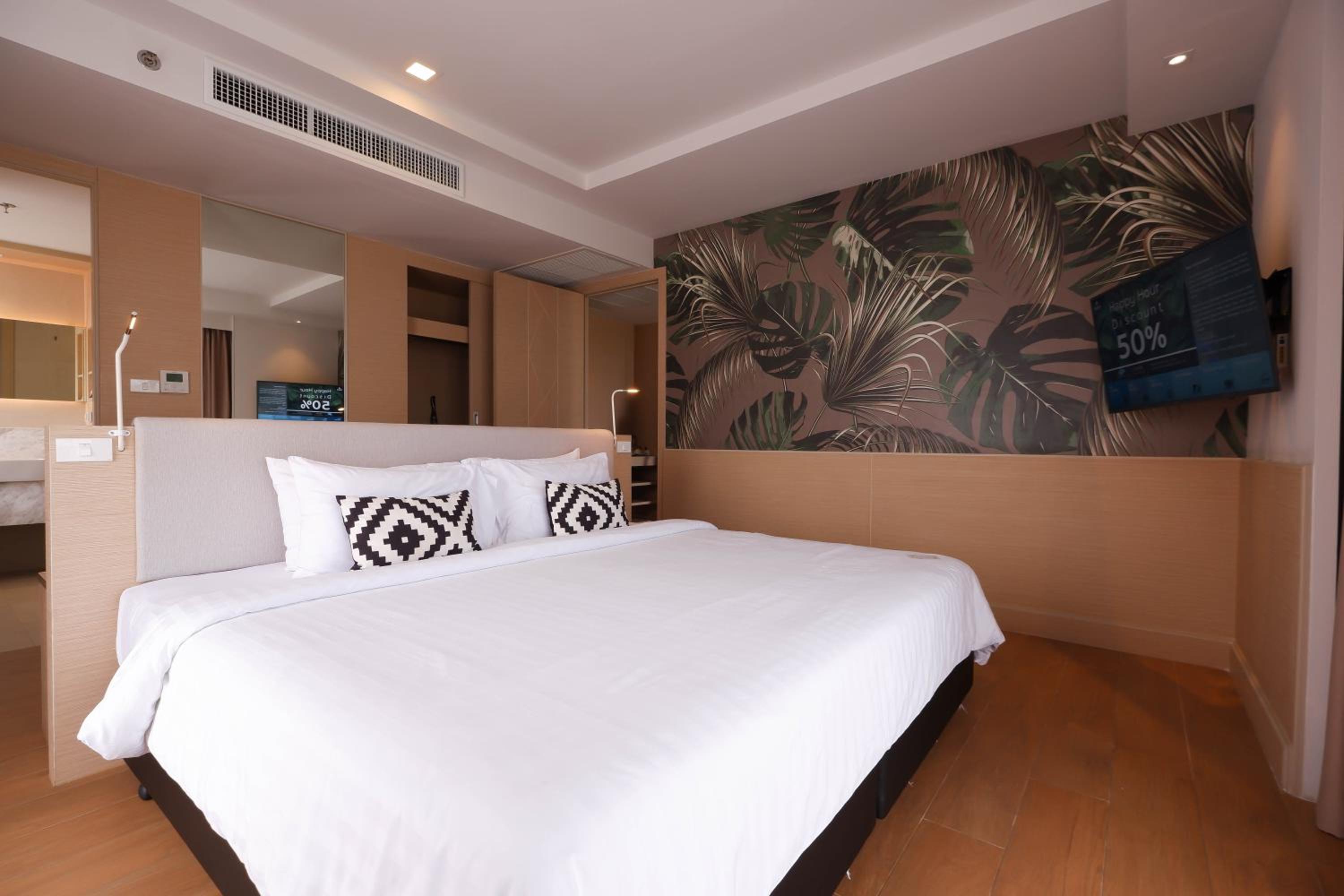 2 Bedrooms, Family Suite, King and Twin Beds