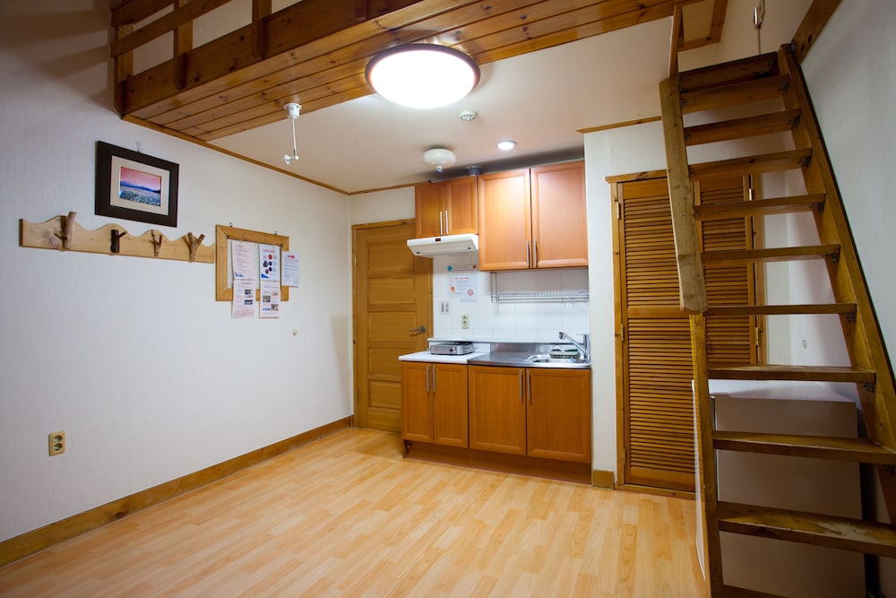 White Cabin 18/60
