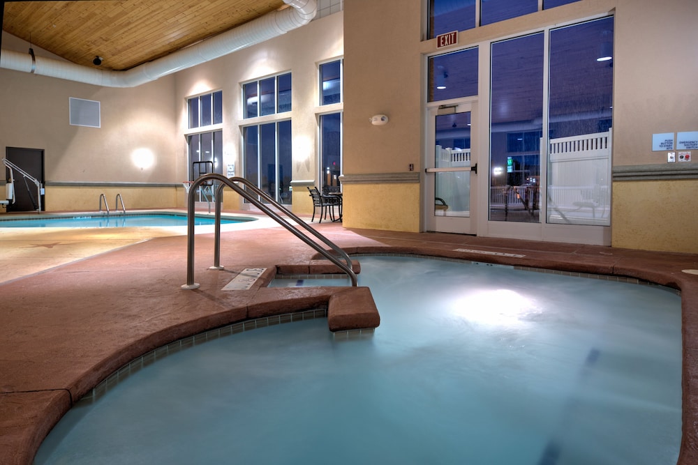 Holiday Inn Express Hotel And Suites Green Bay East 33/64