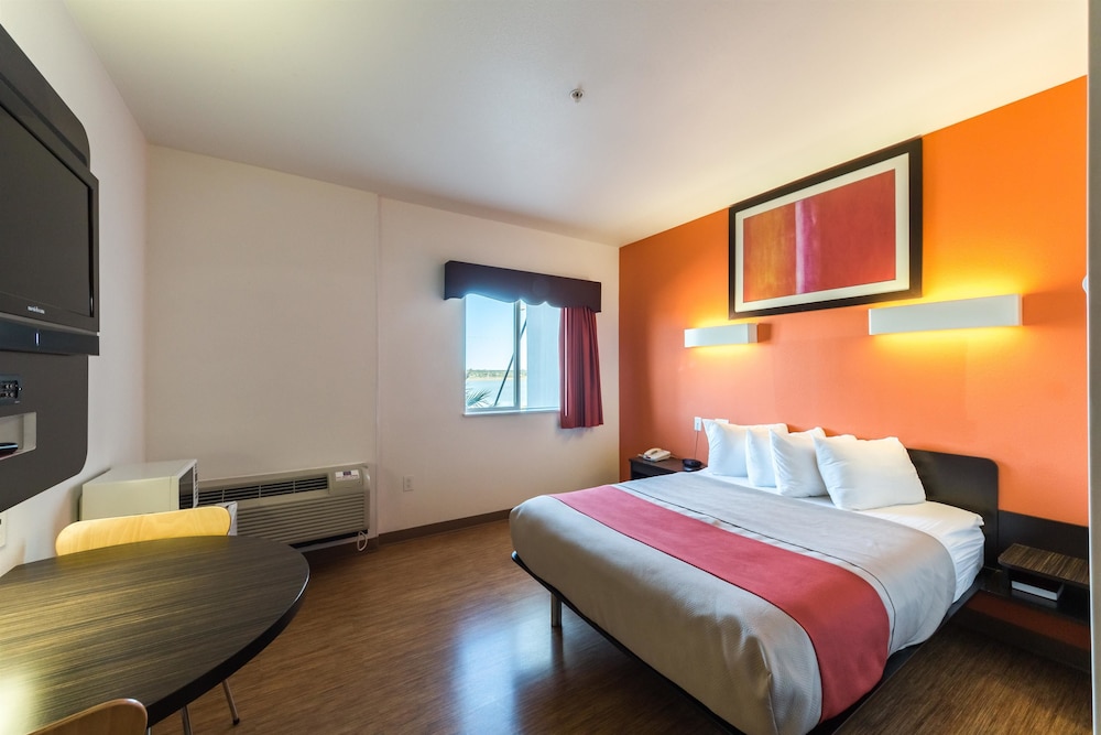 Motel6 Eagle Pass, TX - Lakeside 29/59