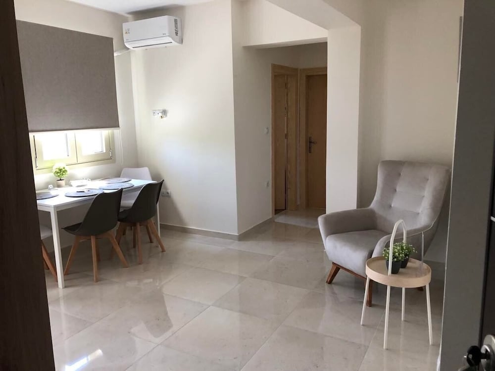 Bounatsa Studios & Apartments 42/43