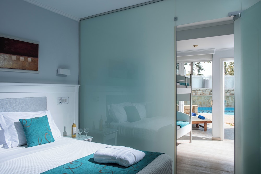 FAMILY SUITE 2 BEDROOMS SHARING POOL