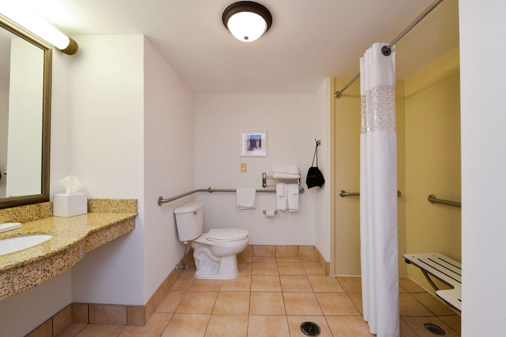 Hampton Inn Suites Wilmington 24/51