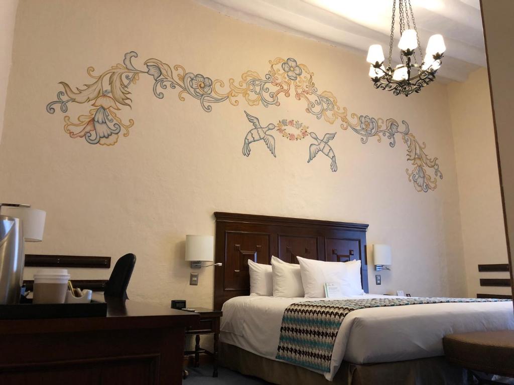 Colonial, Suite