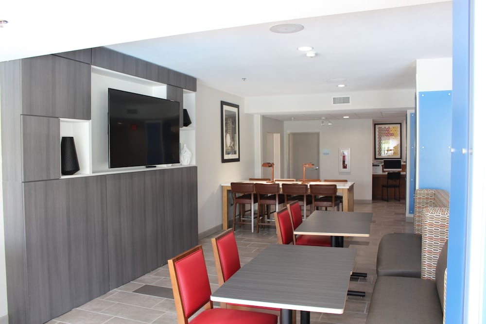 Holiday Inn Express Hotel And Suites Enterprise 18/27