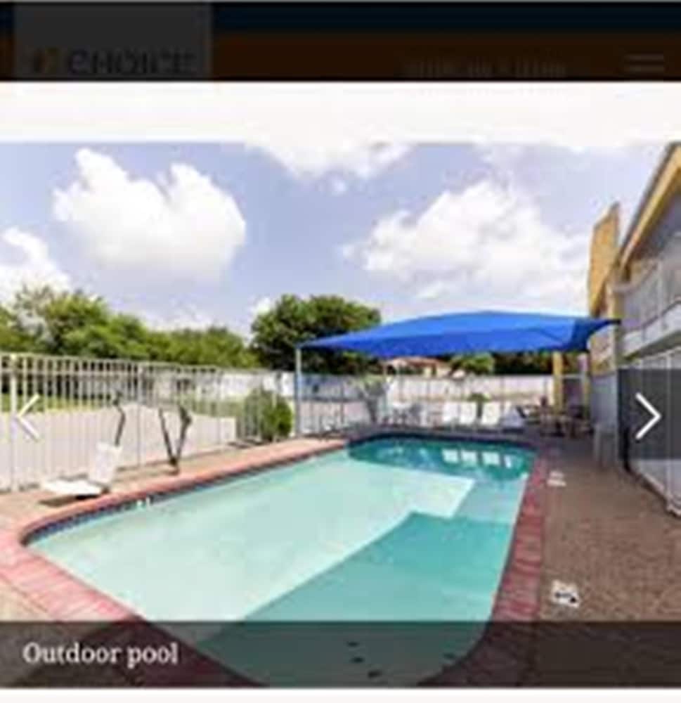 Econo Lodge Inn & Suites San Antonio near Frost Bank Center 18/25
