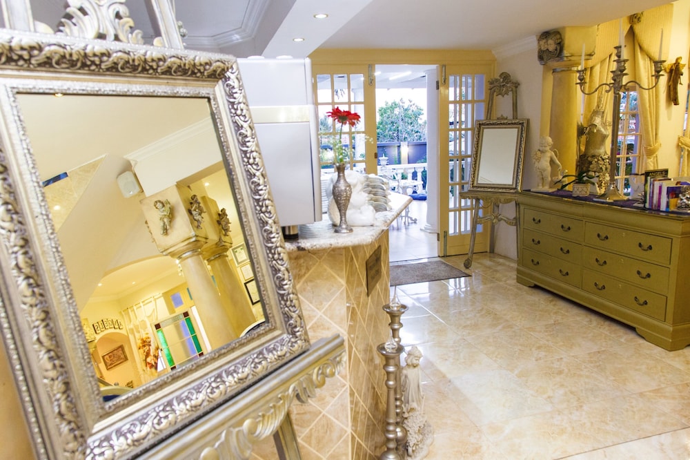 The Angels Place Boutique Hotel 4/38