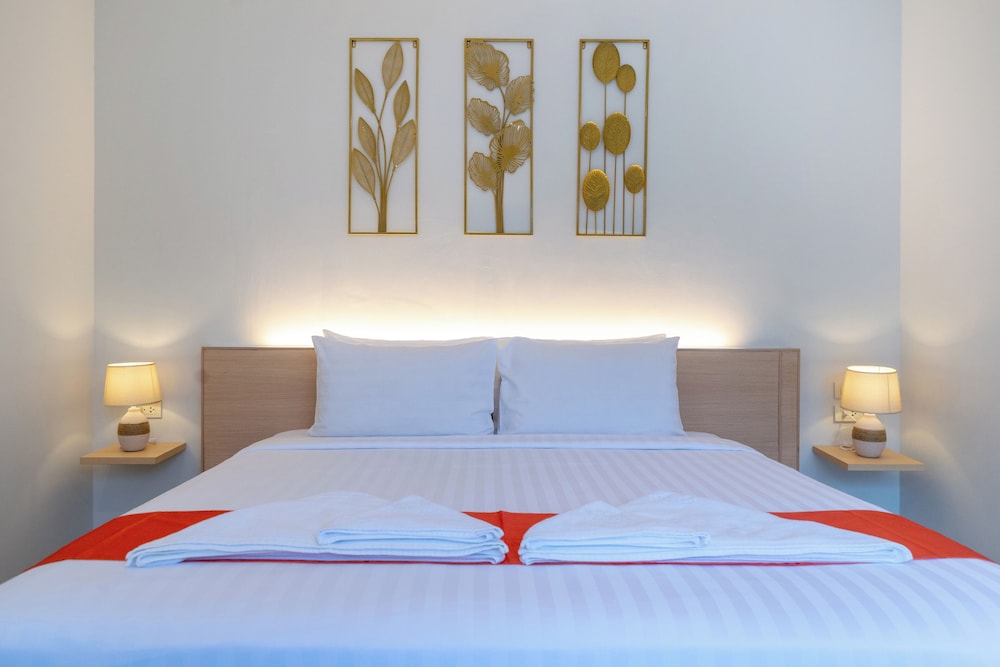 1 BEDROOM, SUITE, POOL ACCESS
