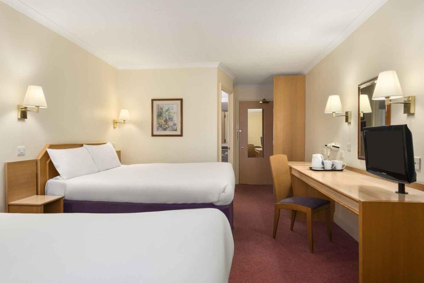 غرفة بسرير مزدوج مع أريكة