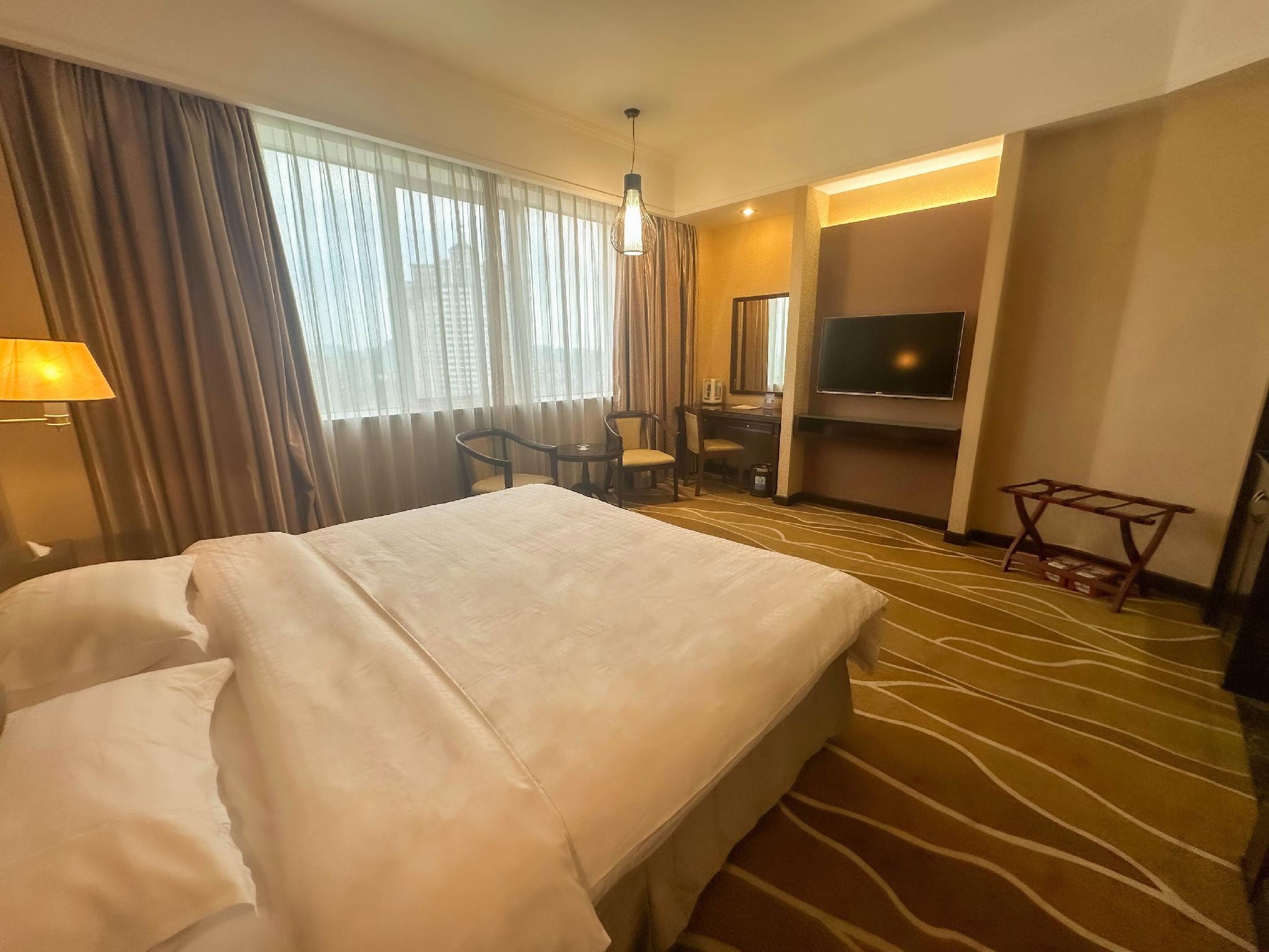 Light, Luxury, Queen Bed