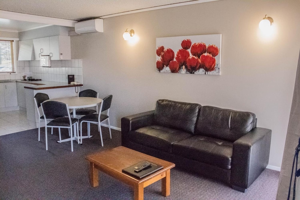 Blue Whale Motor Inn and Apartments 33/55