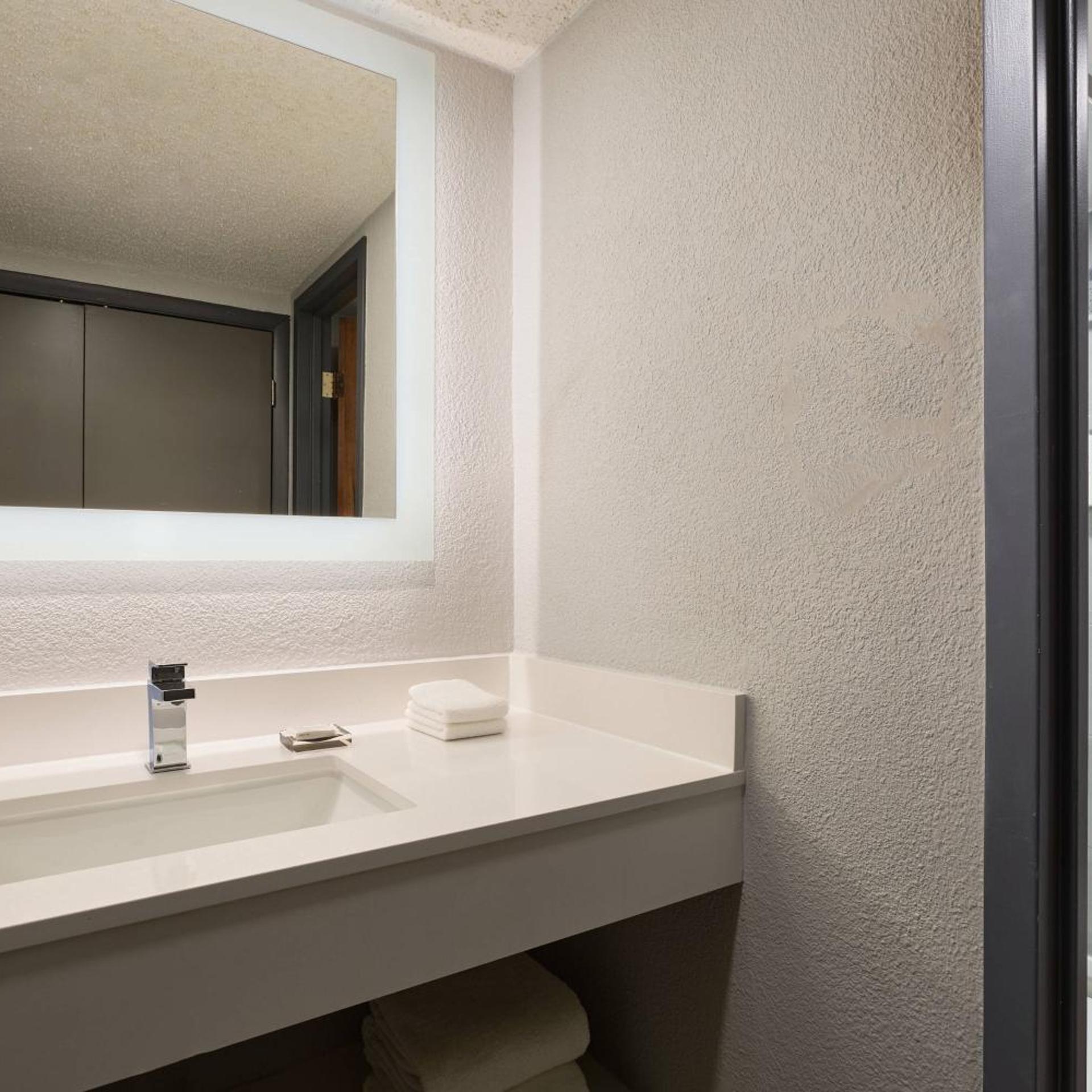 غرفة بسرير مزدوج بإطلالة على المسبح في الطابق الأرضي، El Paso Marriott 7/8