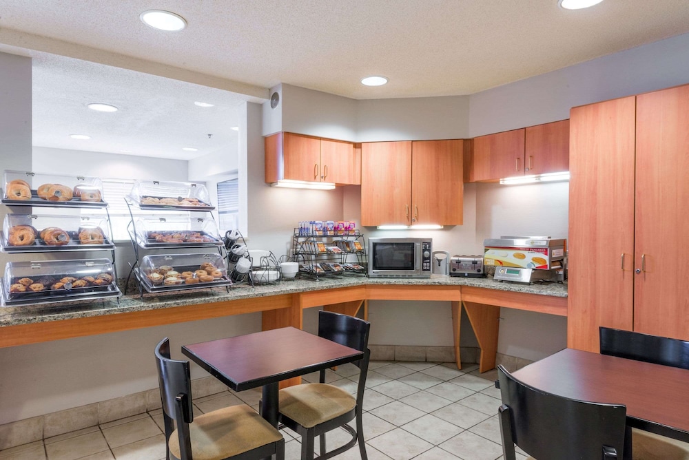 Microtel Inn And Suites Bethel 18/28