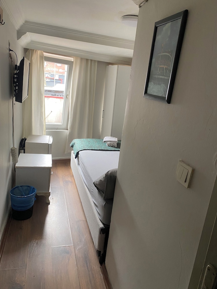 ROOM, SINGLE