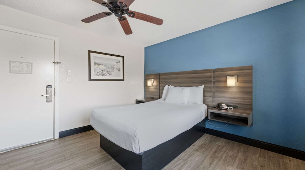 غرفة قياسية صغيرة بسرير مزدوج، SureStay Hotel by Best Western Virginia Beach Royal Clipper 7/10